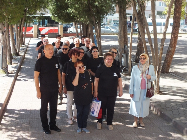 Sivas'ta 46 yıl önce mezun olan 25 kişi aynı sınıfta bir araya geldi